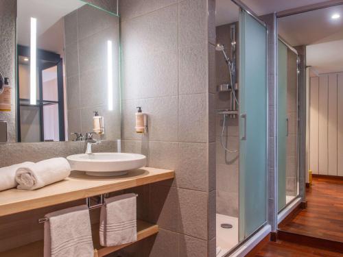 迪耶普迪耶普美居公寓酒店的一间带水槽和淋浴的浴室