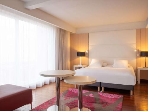 迪耶普迪耶普美居公寓酒店的酒店客房,设有一张床和两张桌子