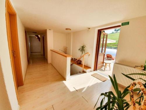 斯特拉兹内Ferienhaus am Waldrand mit Schwimmbad und Sauna的客房设有走廊,享有阳台的景色