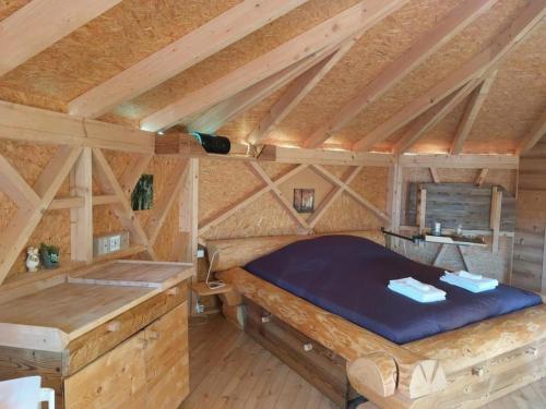 贝阿滕贝格Einzigartige Holzhütte的木屋内的一个床位