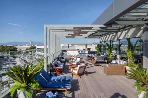 里约热内卢普罗迪吉桑托斯杜蒙酒店的大楼内一个带沙发和椅子的庭院