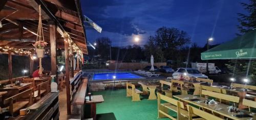 Tsareva LivadaКомплекс Асеневци的一间晚上设有游泳池的餐厅