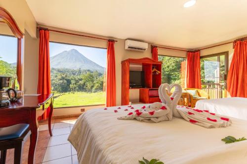 福尔图纳Hotel Lavas Tacotal的山景卧室 - 带1张床
