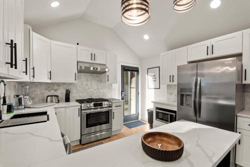 迪凯特New Decatur Bungalow的厨房配有白色橱柜和不锈钢用具
