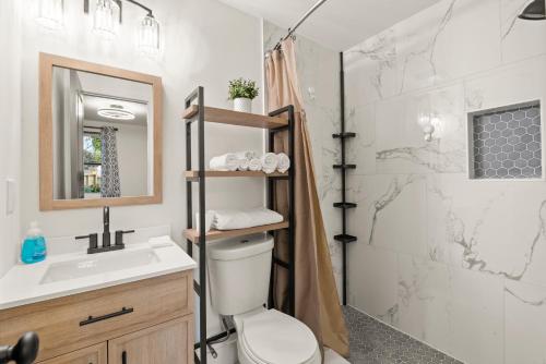 迪凯特New Decatur Bungalow的浴室配有卫生间、盥洗盆和淋浴。