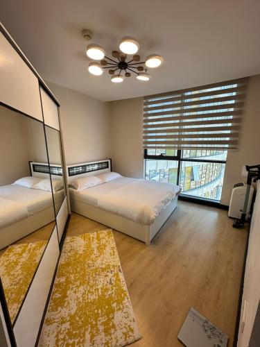 伊斯坦布尔stylish flat-eagle eye for istanbul的一间卧室配有两张床和吊扇