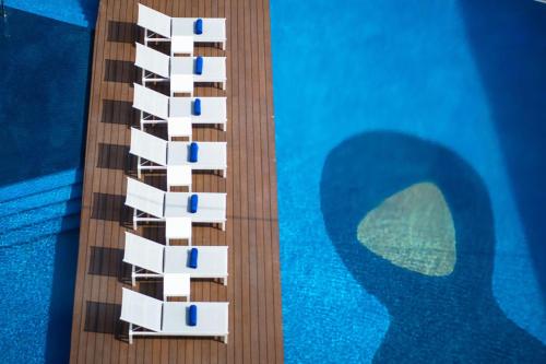 马尼拉马尼拉康莱德酒店的游泳池畔游轮的模型