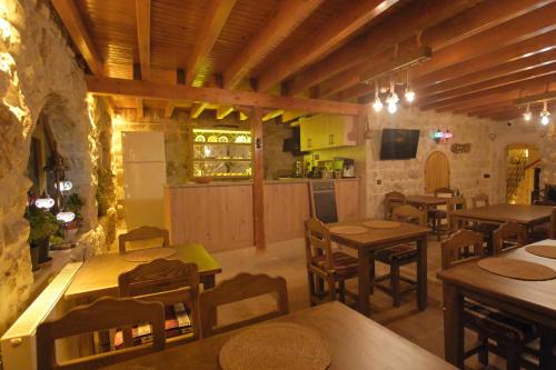 NarEuphoria Cave House的一间带木桌椅的餐厅和一间厨房