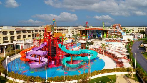 坎昆Moon Palace The Grand Cancun All Inclusive的一个带水滑梯的室内水上公园