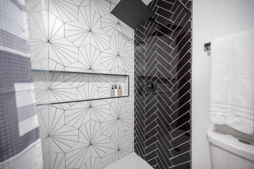 拉斯维加斯Luxury Retreat The Vegas Edition的浴室设有黑色和白色的瓷砖墙