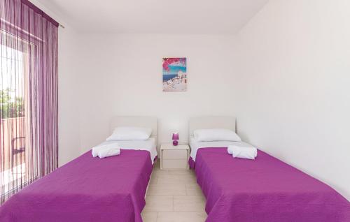 PoličnikElegant Villa Jure with private pool的紫色床单的客房内的两张床