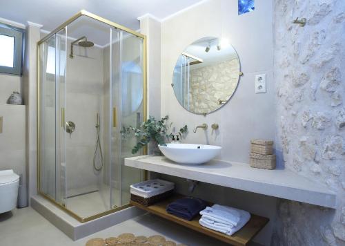 DrymonGeorgia Villas的一间带水槽和玻璃淋浴的浴室