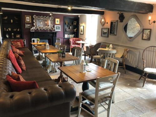 马特洛克The Tavern的一间带沙发和桌椅的餐厅