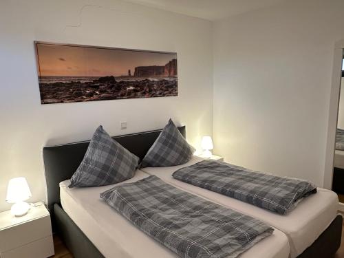黑尔戈兰岛Tor zum Meer的卧室配有两张床,墙上挂着一幅画