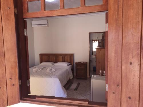 戈亚斯州上帕莱索Chalé da Selma I (Isaías)的一间卧室配有一张床和一面大镜子