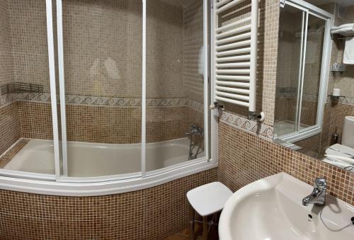 阿尔玛萨Hotel rural Casa la Juana的带淋浴、盥洗盆和浴缸的浴室