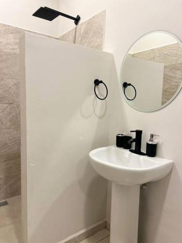 比亚埃尔莫萨Lofts的白色的浴室设有水槽和镜子