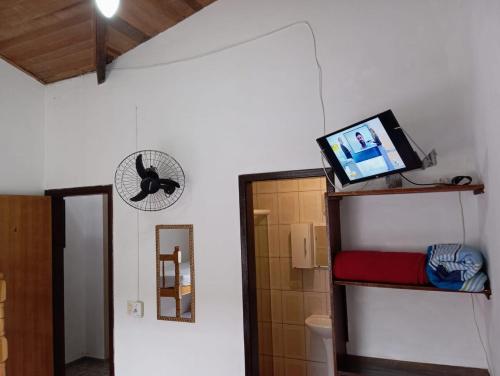 帕拉蒂POUSO DO BEIJA FLOR的客房设有带笔记本电脑架的浴室