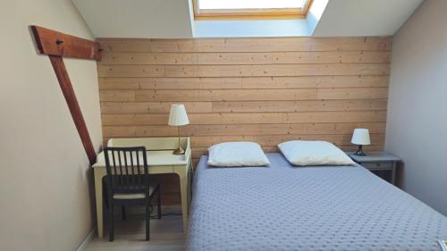 Herpy-lʼArlésienneHédoniste的一间卧室配有一张床、一张书桌和一个窗户。