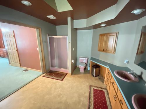 CaribouLuxury 3-Bedroom home的一间带两个盥洗盆和卫生间的浴室