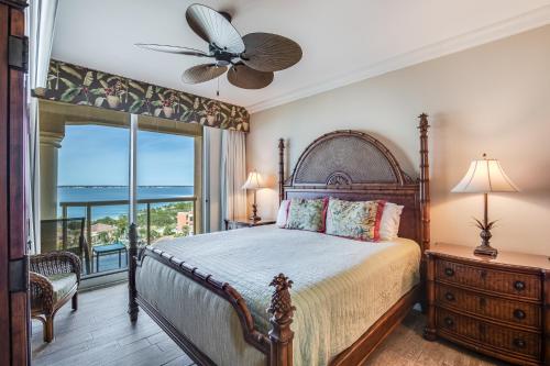 彭萨科拉海滩1 Portofino 1005 at Pensacola Beach的一间卧室配有一张带风扇和窗户的床。