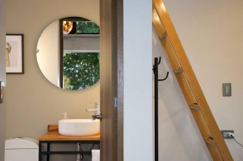 拉维加Luxury Glamping - Tiny House al natural的一间带水槽和镜子的浴室
