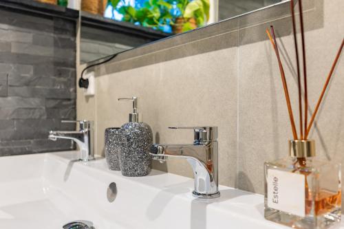 阿斯米尔Watervillashiraz的浴室水槽设有2个水龙头和镜子