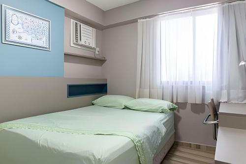 累西腓Flat 1 Quarto Jaqueira Recife - Wi-fi e Garagem的一间小卧室,配有床和窗户
