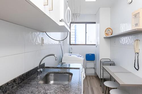 累西腓Flat 1 Quarto Jaqueira Recife - Wi-fi e Garagem的白色的厨房设有水槽和台面