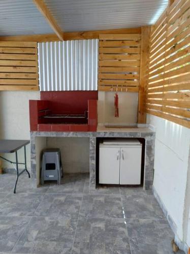拉塞雷纳Arriendo diario Duplex La Serena的客房内的厨房配有柜台和炉灶