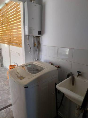 拉塞雷纳Arriendo diario Duplex La Serena的一间带洗衣机和水槽的浴室