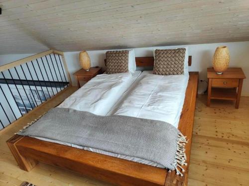 赛尼厄莱吉耶Unterkunft la maisonette的一张大床,房间带两张桌子