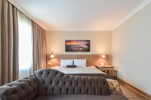 圣保罗Premium room Berrini的酒店客房,配有床和沙发