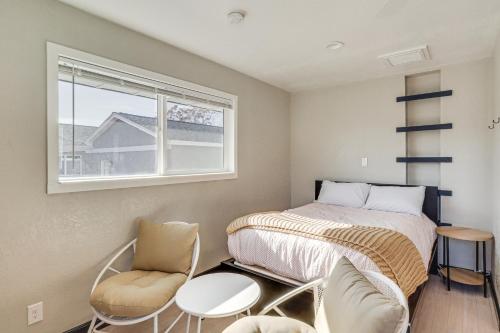 里诺Quiet and Convenient Reno Studio Less Than 2 Mi to Downtown!的一间卧室设有一张床和一个窗口