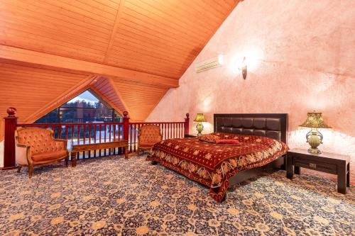 比尔什托纳斯Nemuno Slėnis的一间带大床的卧室和一个阳台