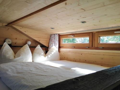 韦尔塔赫Tinyhouse Momente Chalet als Rückzugsort für Naturliebhaber im Oberallgäu的小木屋内的卧室,配有床