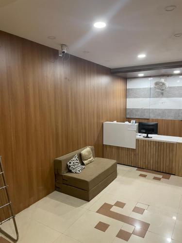 科泽科德Select Residency的带沙发和电视的客厅