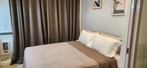 马尼拉Azure urban residences 1BR Unit fits max 3 persons的一间卧室设有一张床和一个窗口