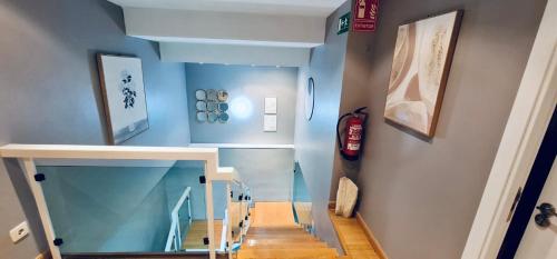 马德里Hostel 165的走廊拥有蓝色的墙壁,楼梯拥有蓝色的天花板