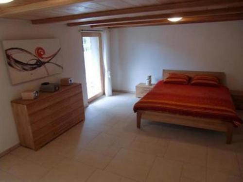 PecciaCasa Isabella - b48559的一间卧室配有一张带红色毯子的床