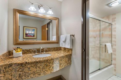 蒙特雷贝斯特韦斯特蒙特利酒店的一间带水槽、镜子和淋浴的浴室