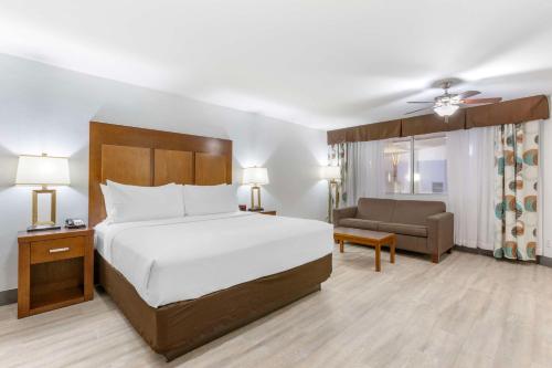 埃尔帕索埃尔帕索机场及会议中心贝斯特韦斯特PLUS酒店的酒店客房配有一张床、一把椅子和一张沙发