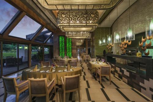 达拉曼达拉曼萨里格尔梅希尔顿spa度假酒店 的餐厅的 ⁇ 染,配有桌椅