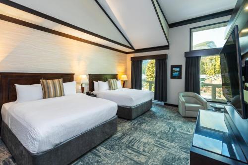 班夫查尔顿班夫旅馆的酒店客房设有两张床和一台平面电视。