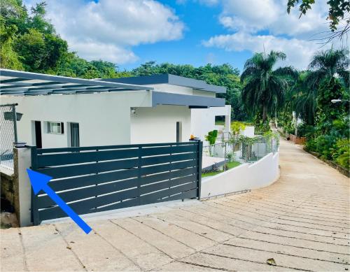 拉斯特拉纳斯Cozy Studio in Private Villa的白色的房子,有蓝色的栅栏