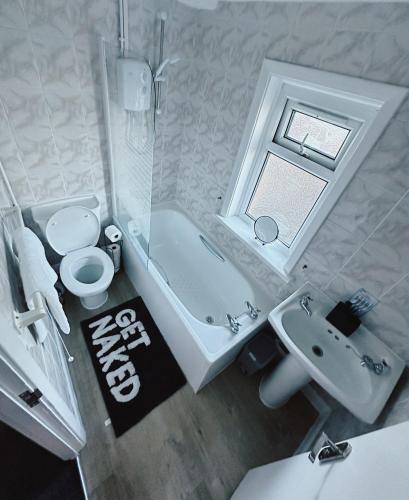布里斯托Your Staycation的带浴缸、盥洗盆和卫生间的浴室