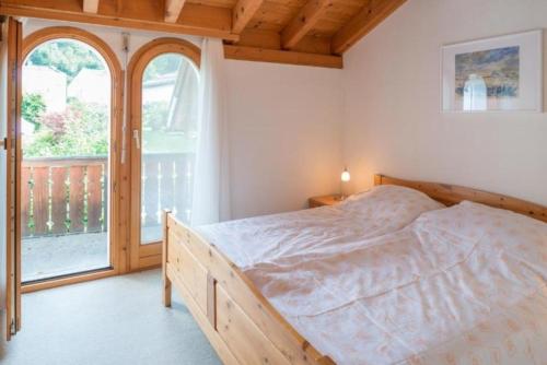 弗利姆斯Casa Marianne - b48614的一间卧室设有一张床和一个大窗户