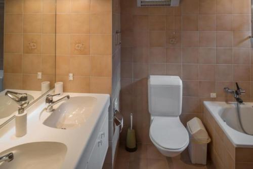弗利姆斯Casa Marianne - b48614的一间带水槽和卫生间的浴室