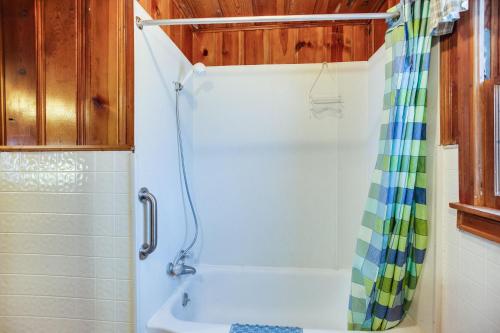 克劳德克罗夫特The Cabins at Cloudcroft的带淋浴和浴缸的浴室