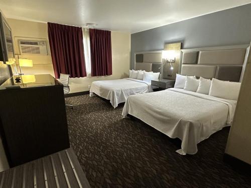 尤巴城Red Roof Inn Yuba City的酒店客房设有两张床和电视。